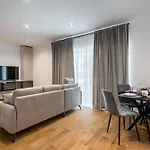 Maze Modern 1 King Bed Apartment, Fast Wi-fi, In One Cotroceni 아파트 *