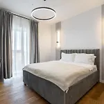 아파트 Maze Modern 1 King Bed Apartment, Fast Wi-fi, In One Cotroceni *