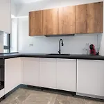 Maze Modern 1 King Bed Apartment, Fast Wi-fi, In One Cotroceni 아파트 *
