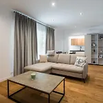 Maze Modern 1 King Bed Apartment, Fast Wi-fi, In One Cotroceni 아파트 *