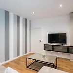 Maze Modern 1 King Bed Apartment, Fast Wi-fi, In One Cotroceni 아파트 *