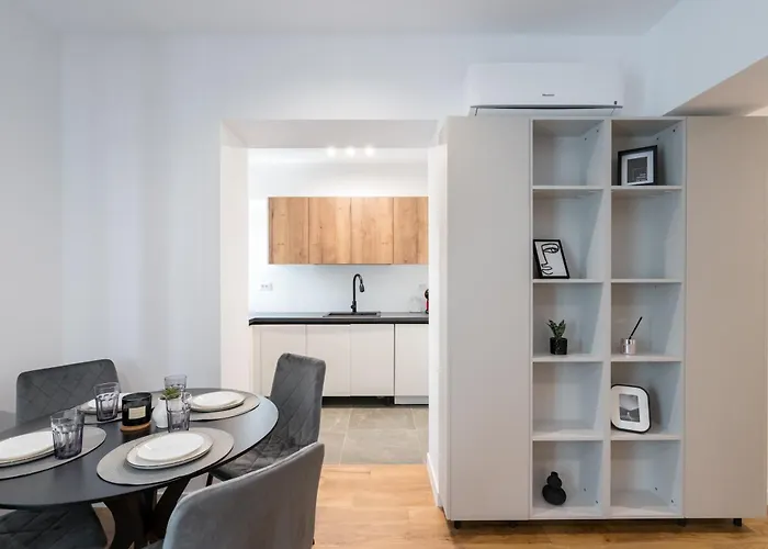 Апартаменти Maze Modern 1 King Bed Apartment, Fast Wi-fi, In One Cotroceni Бухарест