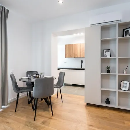 Maze Modern 1 King Bed Apartment, Fast Wi-fi, In One Cotroceni *